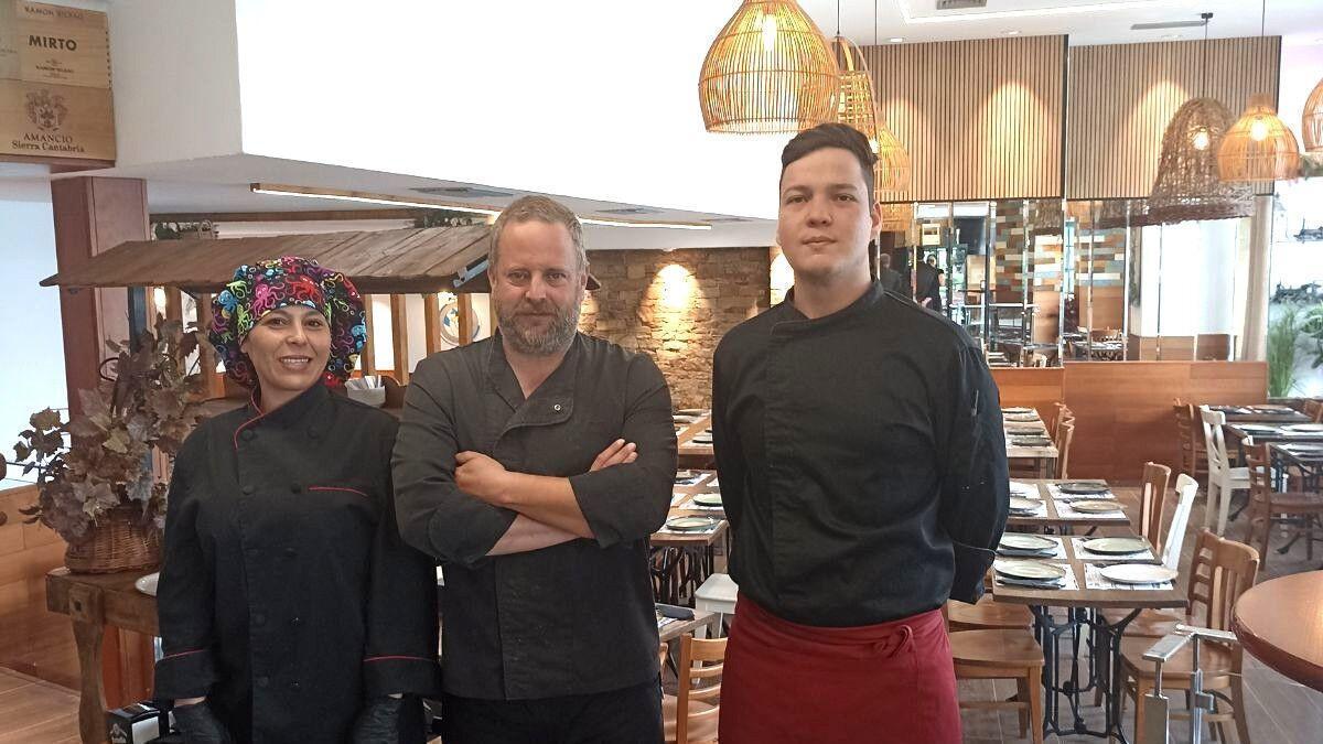 El equipo de este nuevo asador del Orzán, con el parrillero Jacobo Hiebra en el centro.