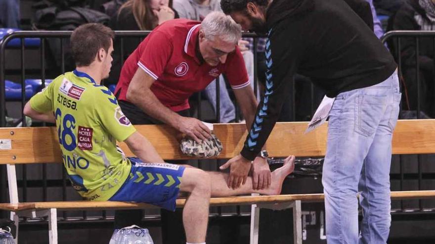 Miguel Camino, atendido durante un partido.