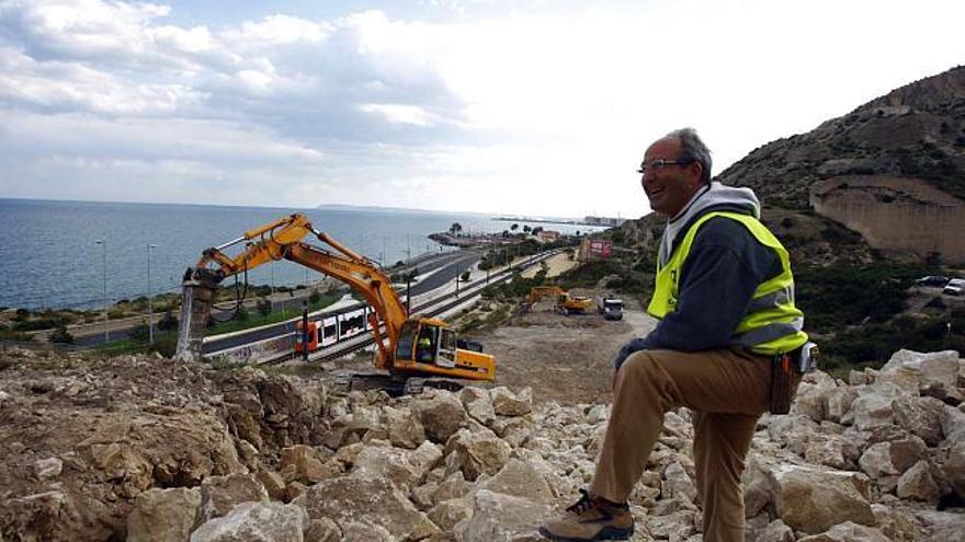Las excavadoras trabajan para allanar los terrenos del inicio del túnel que atravesará la Serra Grossa .