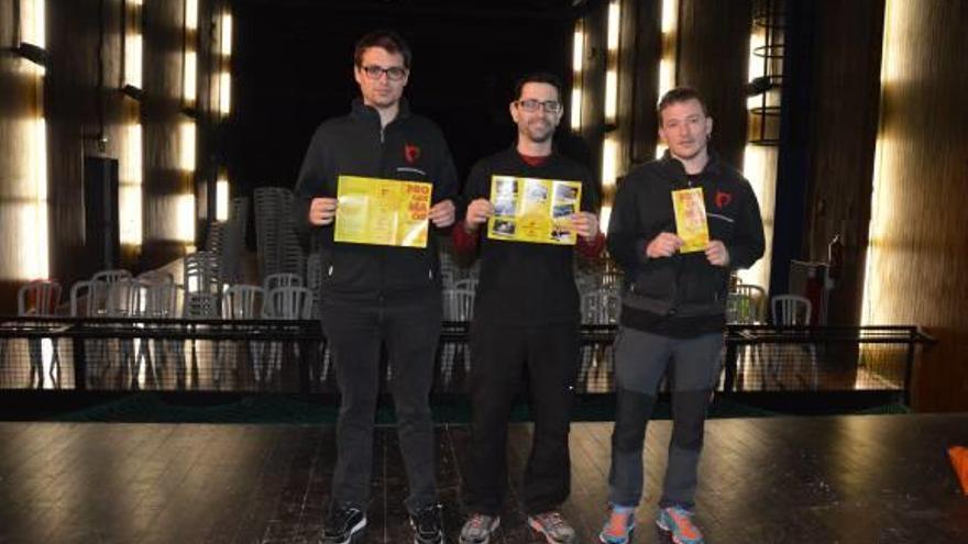 Pol Escudé, Marc Fité i Rubèn Victòria, amb les cadires de plàstic al fons, al teatre de l&#039;Ametlla, ahir