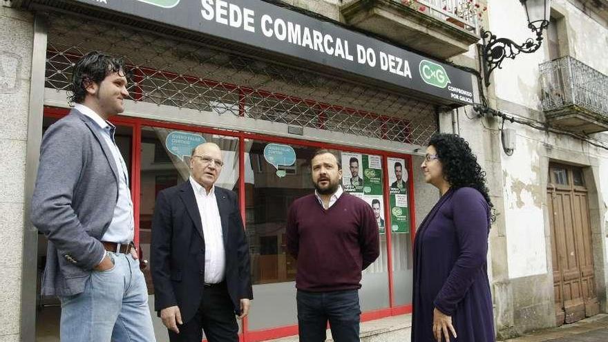 Cuiña (centro) junto a Cruz, Conde y Fernández, ayer en la sede de CxG de Lalín.