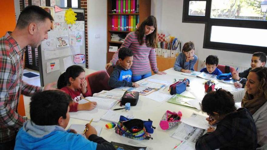 Alumnos y educadores, ayer, en el centro de día &quot;El Sol&quot;, en la Pola.