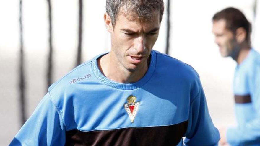 Richi, capitán del Real Murcia, corre con el balón durante un entrenamiento.