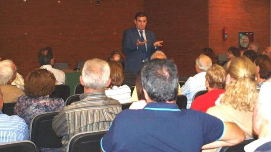 El concejal Antonio Carbonell durante la reunión con los afectados por el tren de la Costa.
