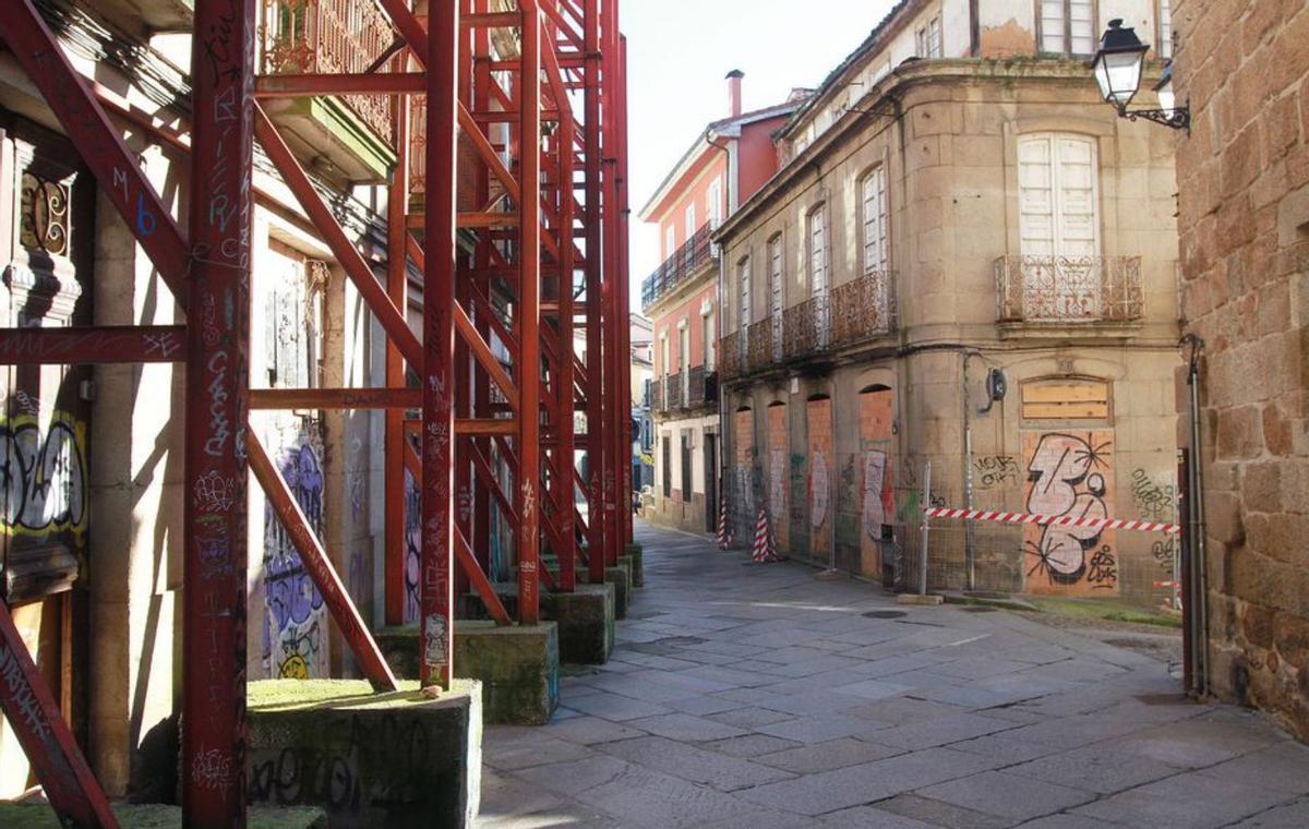 Casas cerradas y edificios apuntalados en Hernán Cortés.   | // I. OSORIO