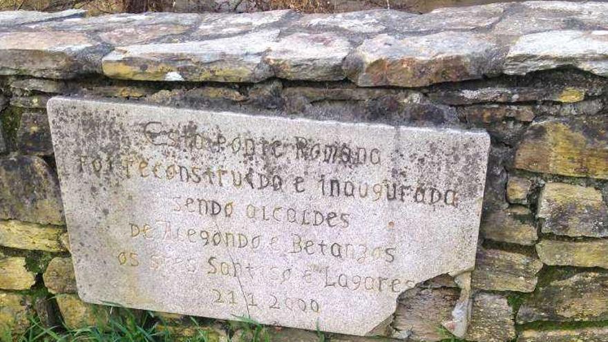 Placa en el puente romano de Beldoña que recuerda el arreglo de 2000.