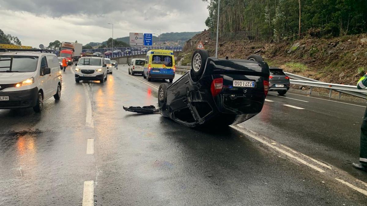 El coche, volcado, cuando acudió la ambulancia.