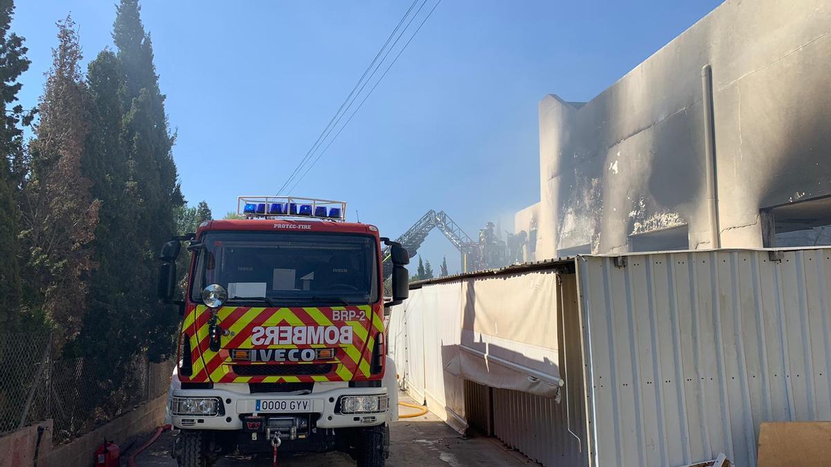 Un incendio en una nave obliga a desalojar varias viviendas en Ibiza