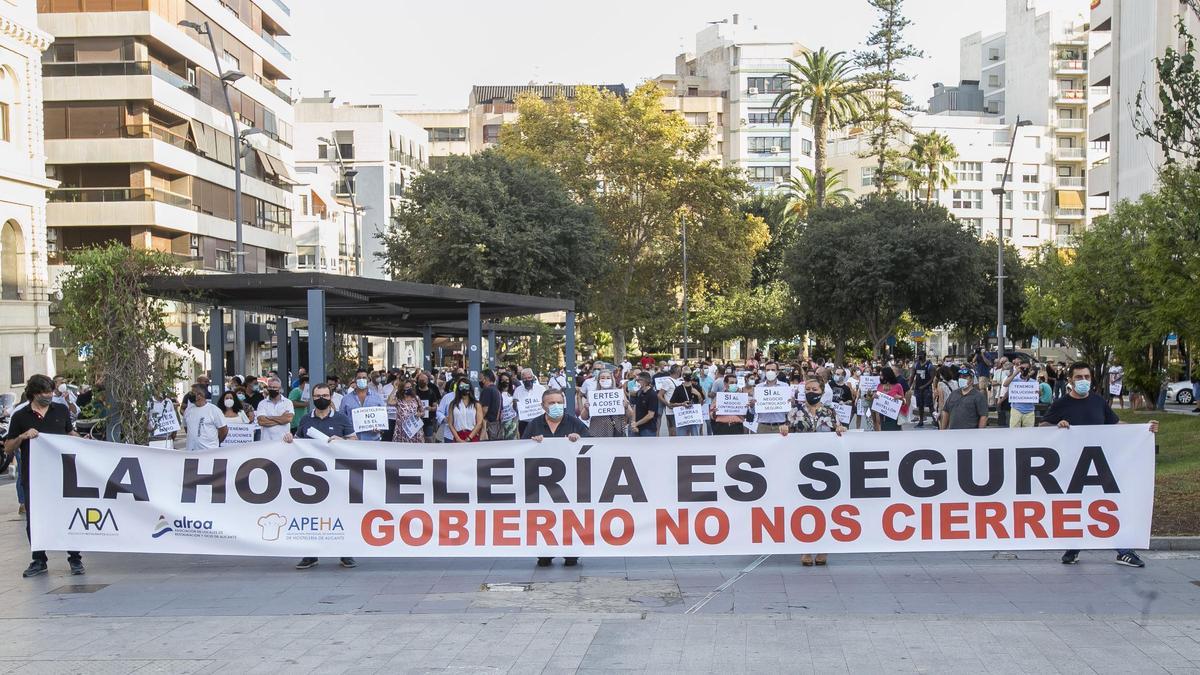 Imagen de una de las movilizaciones multitudinarias del sector  del ocio realizada en agosto para denunciar la vulneración  de sus derechos y reclamar soluciones urgentes.