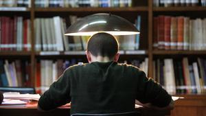 Un estudiante universitario, en la biblioteca de su facultad.