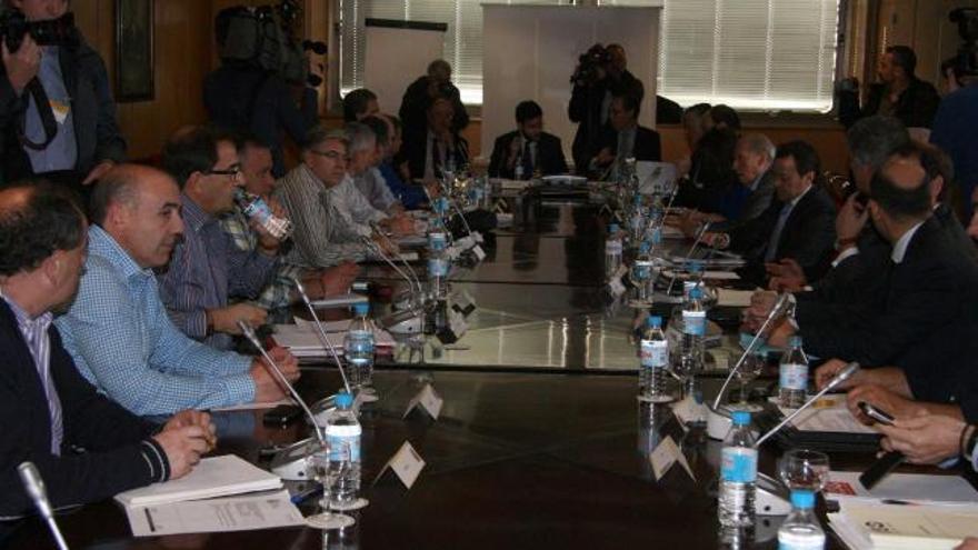 Integrantes de la mesa negociadora del plan del carbón, ayer, al inicio de la reunión en Madrid.