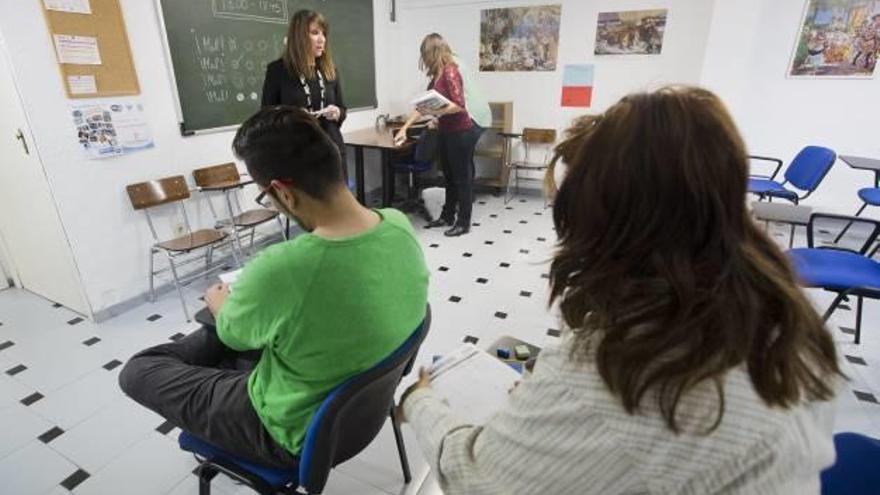 Dos inmigrantes en el examen sobre conocimientos constitucionales y socioculturales que se celebró ayer en Costa de Valencia S.L. Foto: Germán Caballero