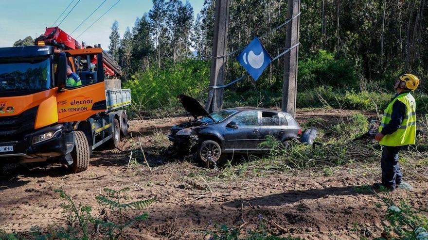Abandona su coche tras chocar contra un poste de alta tensión en Vilagarcía de Arousa