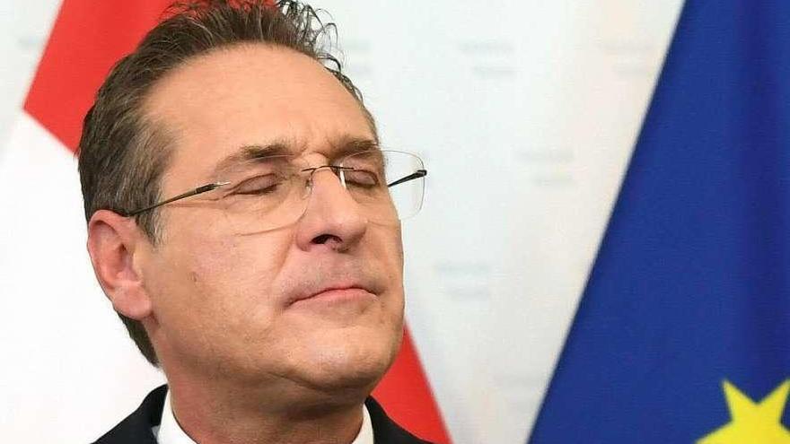 El vicecanciller de Austria, el ultraderechista Heinz-Christian Strache, anuncia su dimisión.