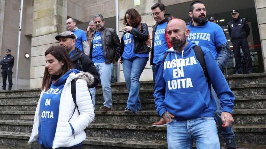 Los tres sindicatos que convocaron a la Xunta dejan ayer la EGAP tras no poder acceder. // Xoán Àlvarez