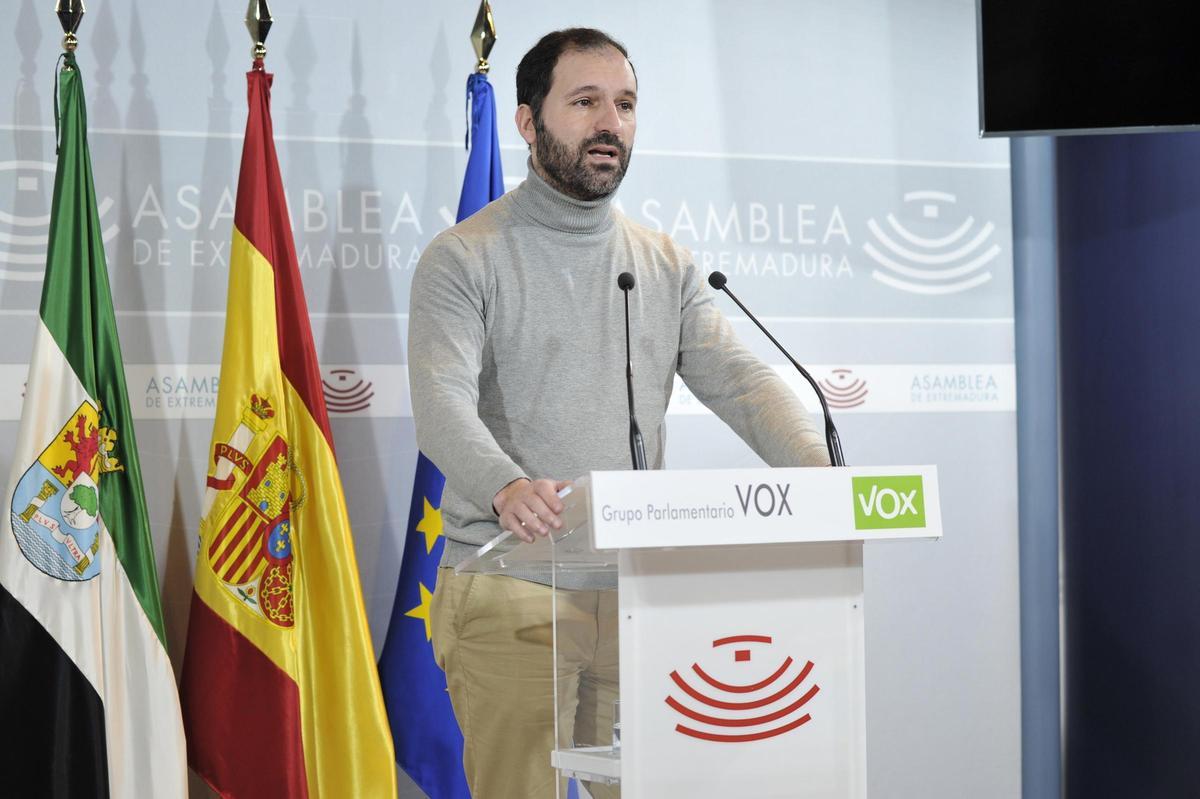 El portavoz adjunto del Grupo Parlamentario Vox en la Asamblea de Extremadura, Álvaro Sánchez-Ocaña Vara, en rueda de prensa