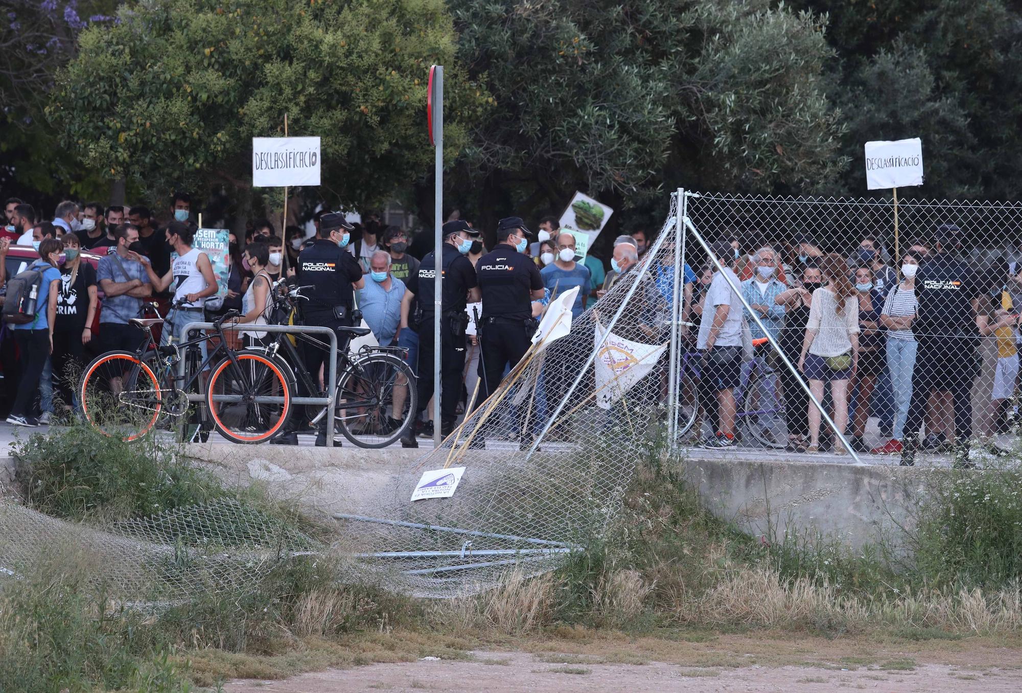 Protesta de los vecinos de Benimaclet contra el vallado de solares ocupados