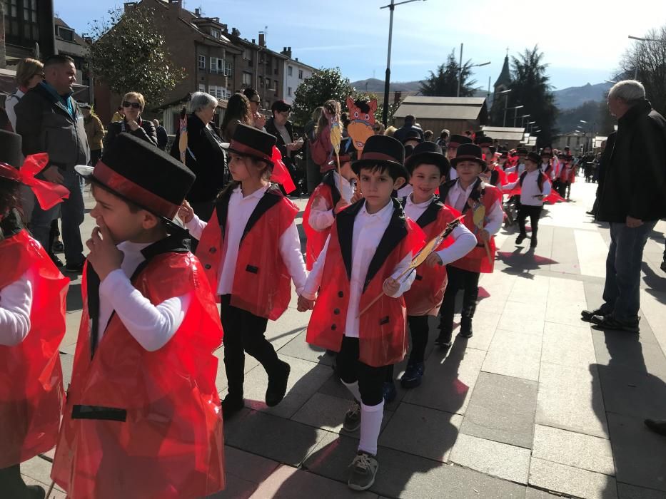 Desfile escolar en el Antroxu de Laviana