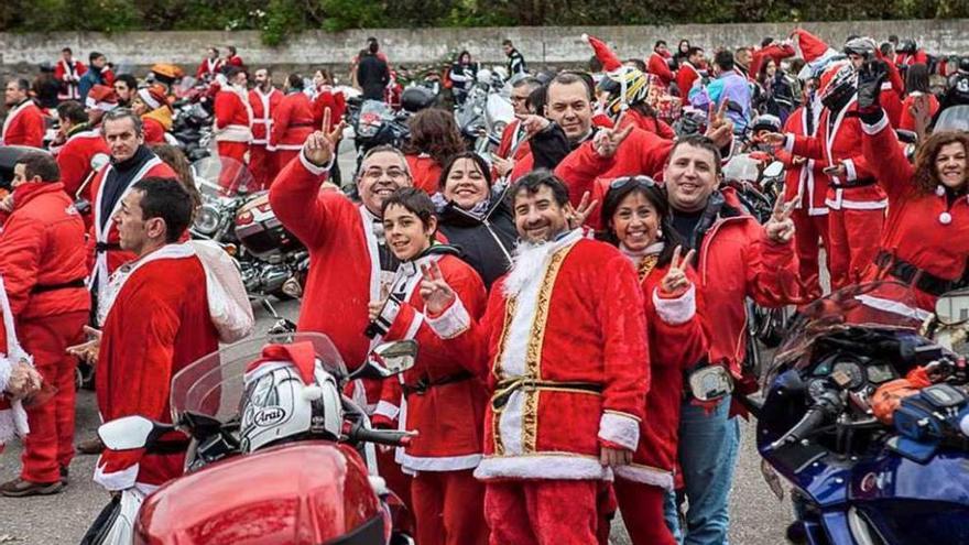 Un millar de "papá noeles" en moto tiñe de rojo la comarca