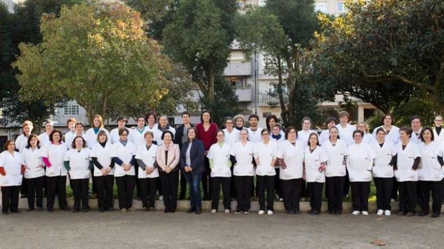 Socias (primera línea, en el centro, Marisa Bascuas y Nieves Fernández) y trabajadoras de Axuda Servizos.