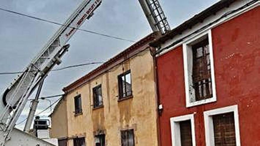 El camión de los bomberos frente a las dos casas.