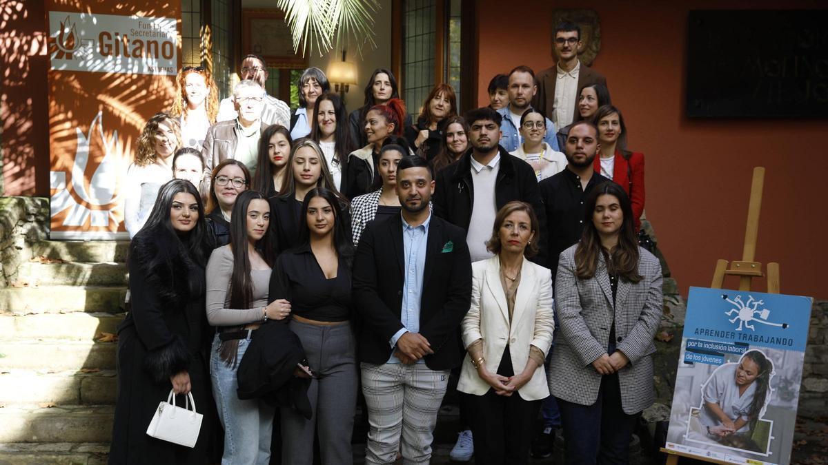 Foto de familia de los alumnos del programa "Aprender Trabajando" con autoridades y representantes de empresas y del Secretariado Gitano en Asturias, esta mañana, en el acto final del proyecto.