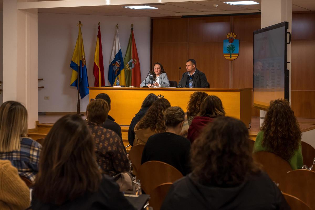 Marta Martín y Saúl Goyes en la presentación del proyecto para analizar el impacto de la soledad no deseada en adolescentes.
