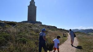 Zonas verdes en el entorno de la Torre de Hércules, donde no se permitirá dejar los perros sueltos.