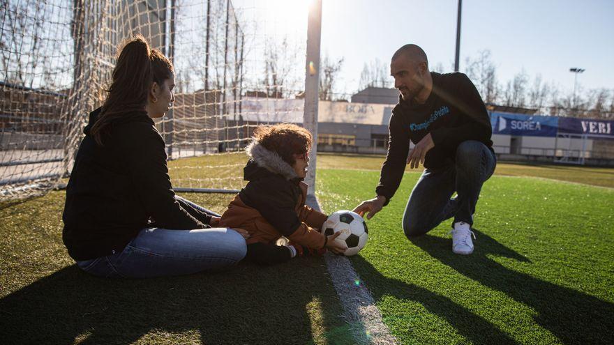 &#039;ChampionsforPedrito&#039;: el fútbol catalán se vuelca para dar a un niño un perro terapéutico