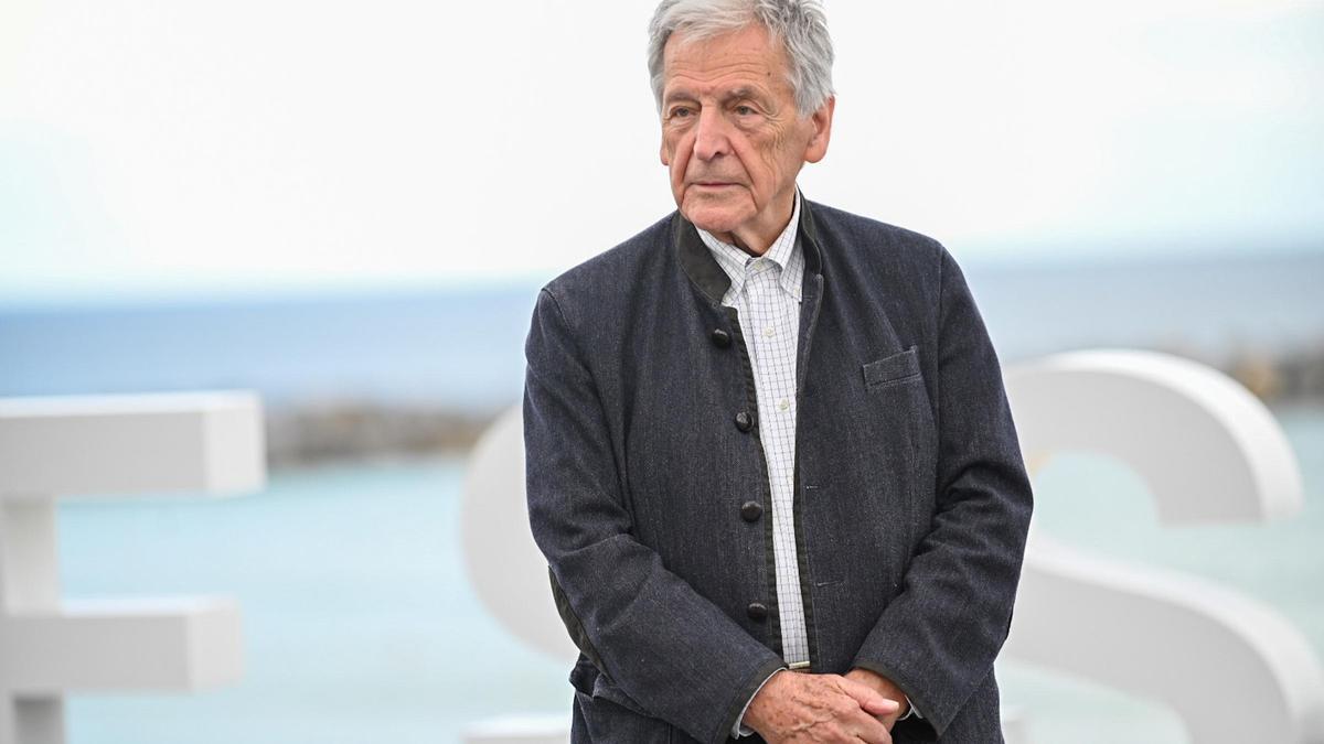 El director Costa-Gavras posa tras presenta en San Sebastián "El último suspiro".