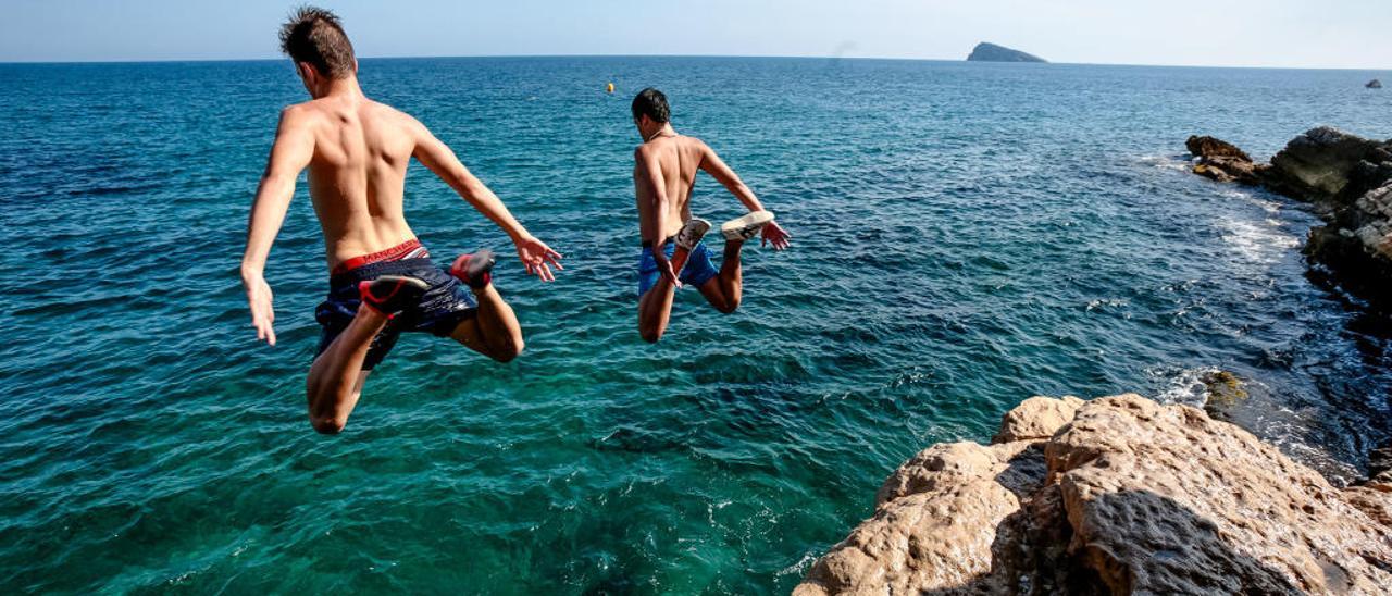 Jóvenes lanzándose al mar en la punta Llisera de Benidorm.