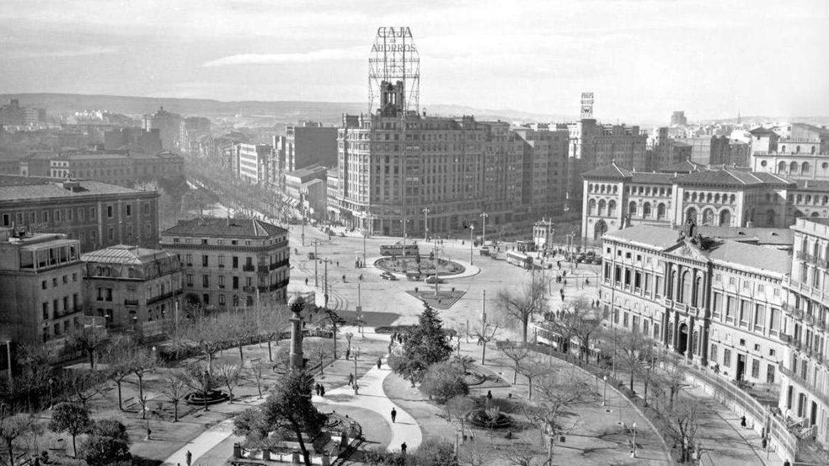 Vista aérea de la plaza de Aragón y la actual plaza Paraíso de Zaragoza con los rótulos de la Caja de Ahorros y Monte de Piedad, precedente de la actual Ibercaja.
