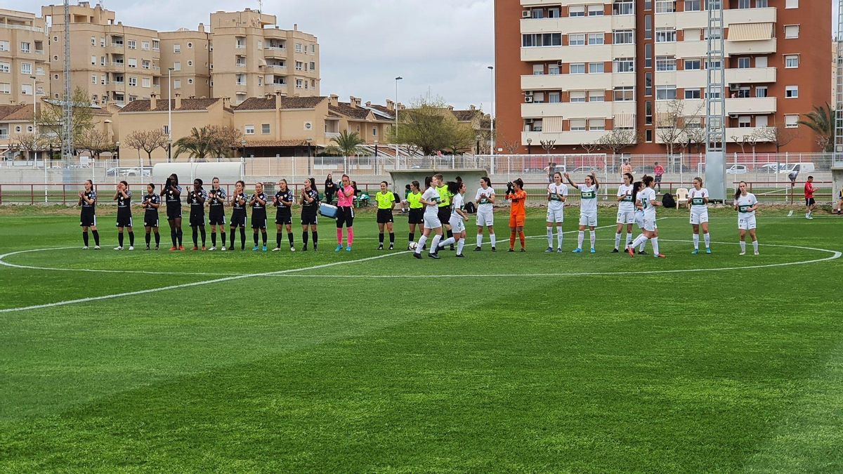 Las 22 jugadoras y el equipo arbitral, antes de iniciarse el choque.