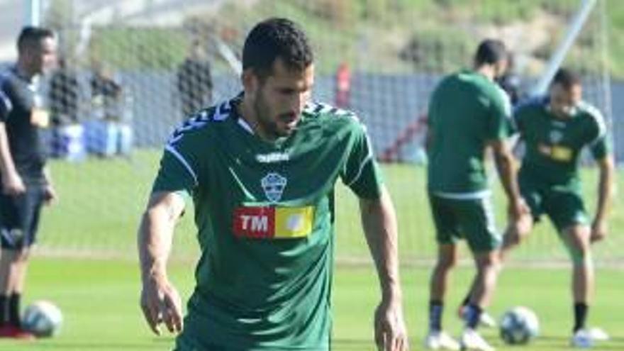 Tekio, durante un entrenamiento del Elche.