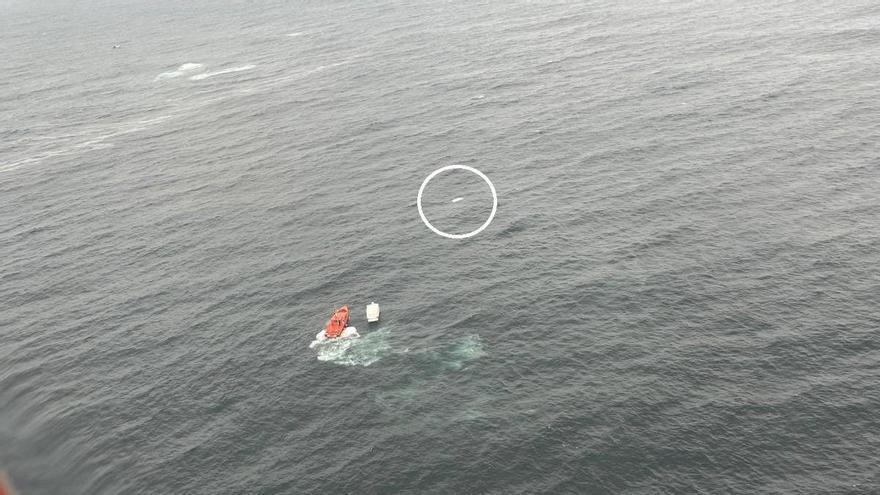 Rescatados en Porto do Son tres marineros que se aferraron a su embarcación tras quedar quilla al sol