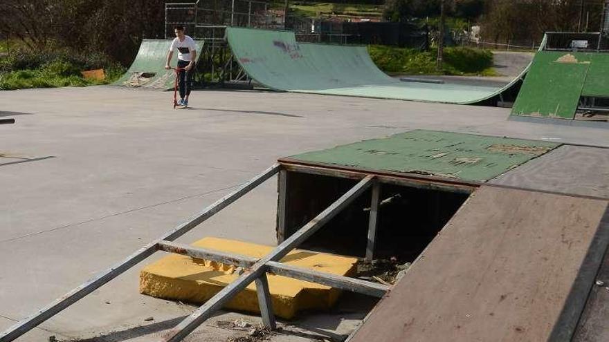 El &quot;skate park&quot; presenta un estado muy deteriorado. // Gonzalo Núñez