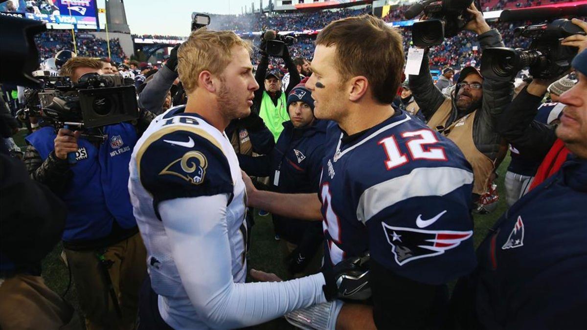 Brady y Goff se saludan al término del partido disputado entre Patriots y Rams