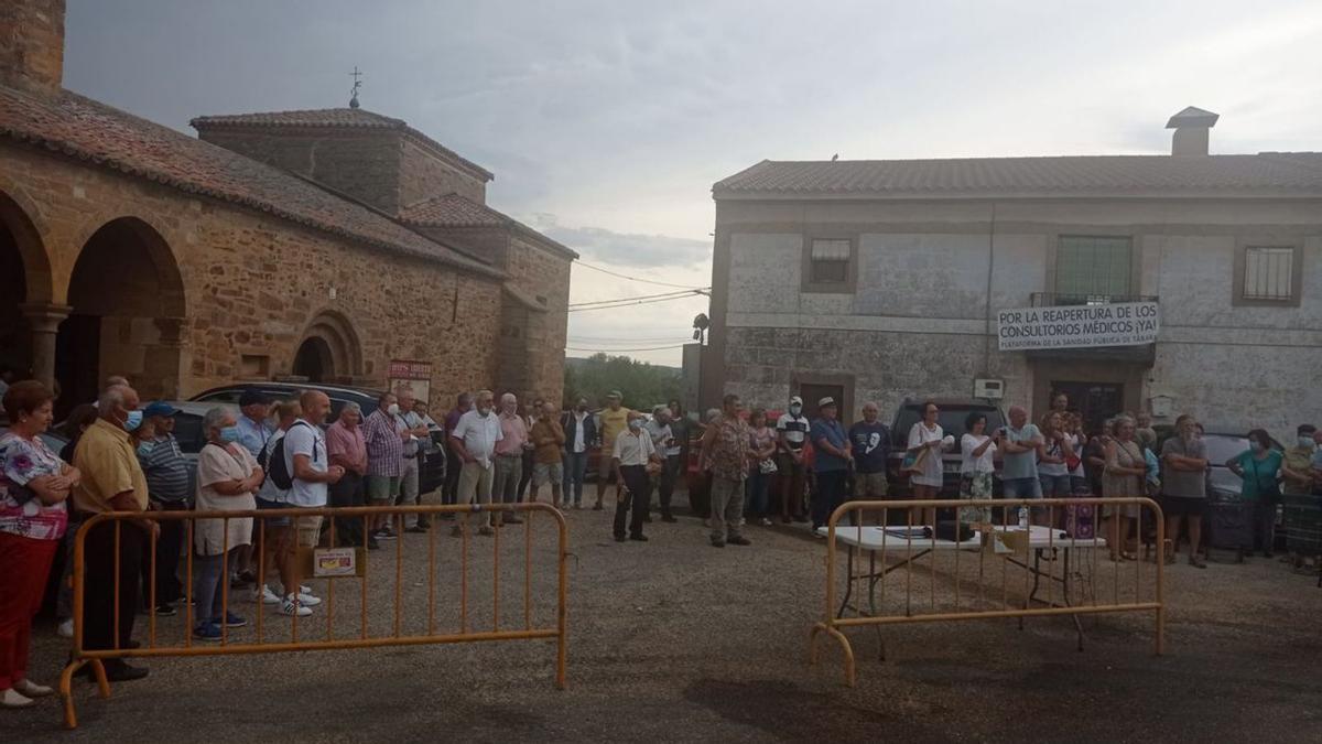 Arriba, la manifestación en Villanueva del Campo. Abajo, manifestación en Tábara de ayer por la Sanidad. | Cedidas