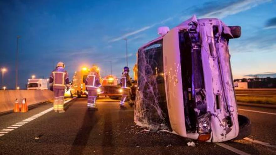 Un cotxe bolcat de matinada, el passat mes de març, a l&#039;A-2 al seu pas per Riudellots.