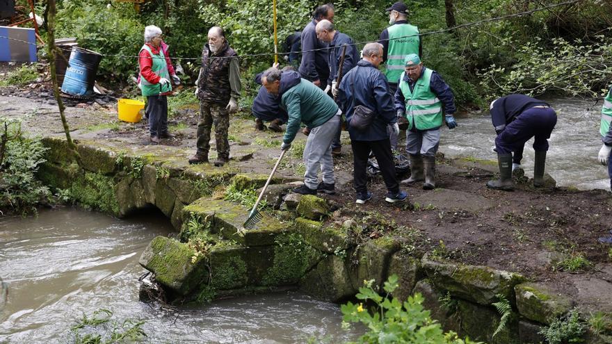 Los voluntarios de Vaipolorío, en las tareas de limpieza del puente.