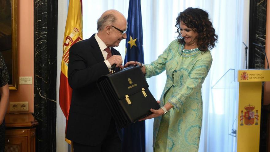 Cristóbal Montoro entrega la cartera de Hacienda a María Jesús Montero en 2018. | EFE