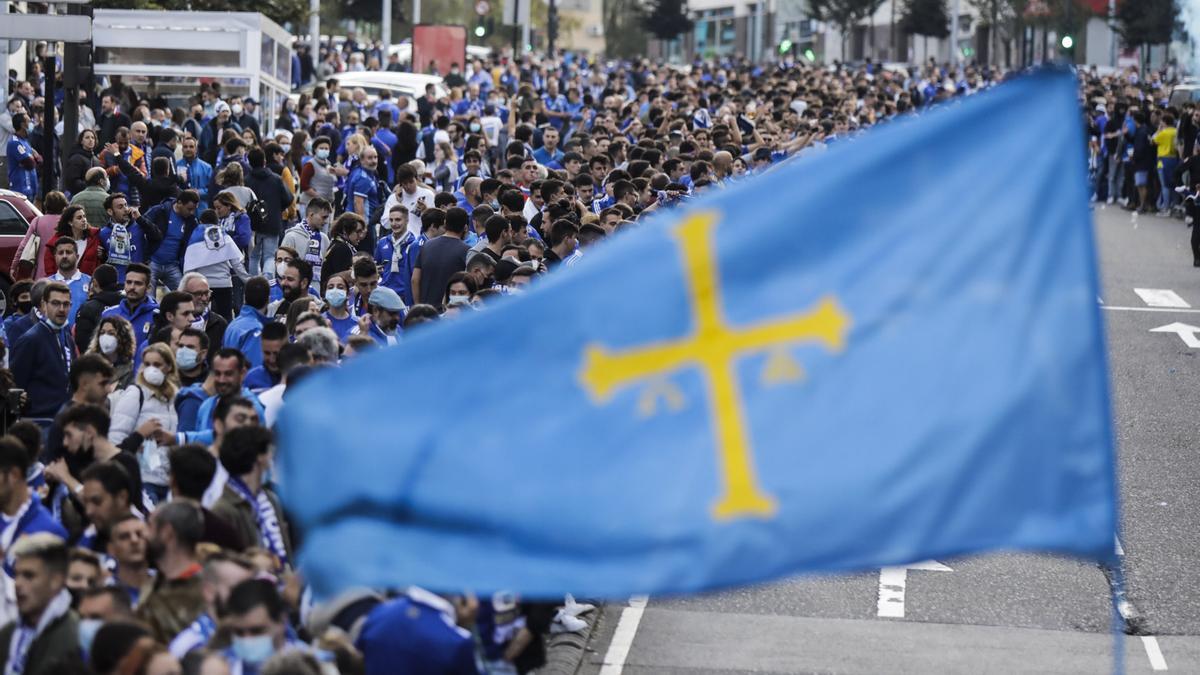 Ambiente de las aficiones en los prolegómenos del derbi