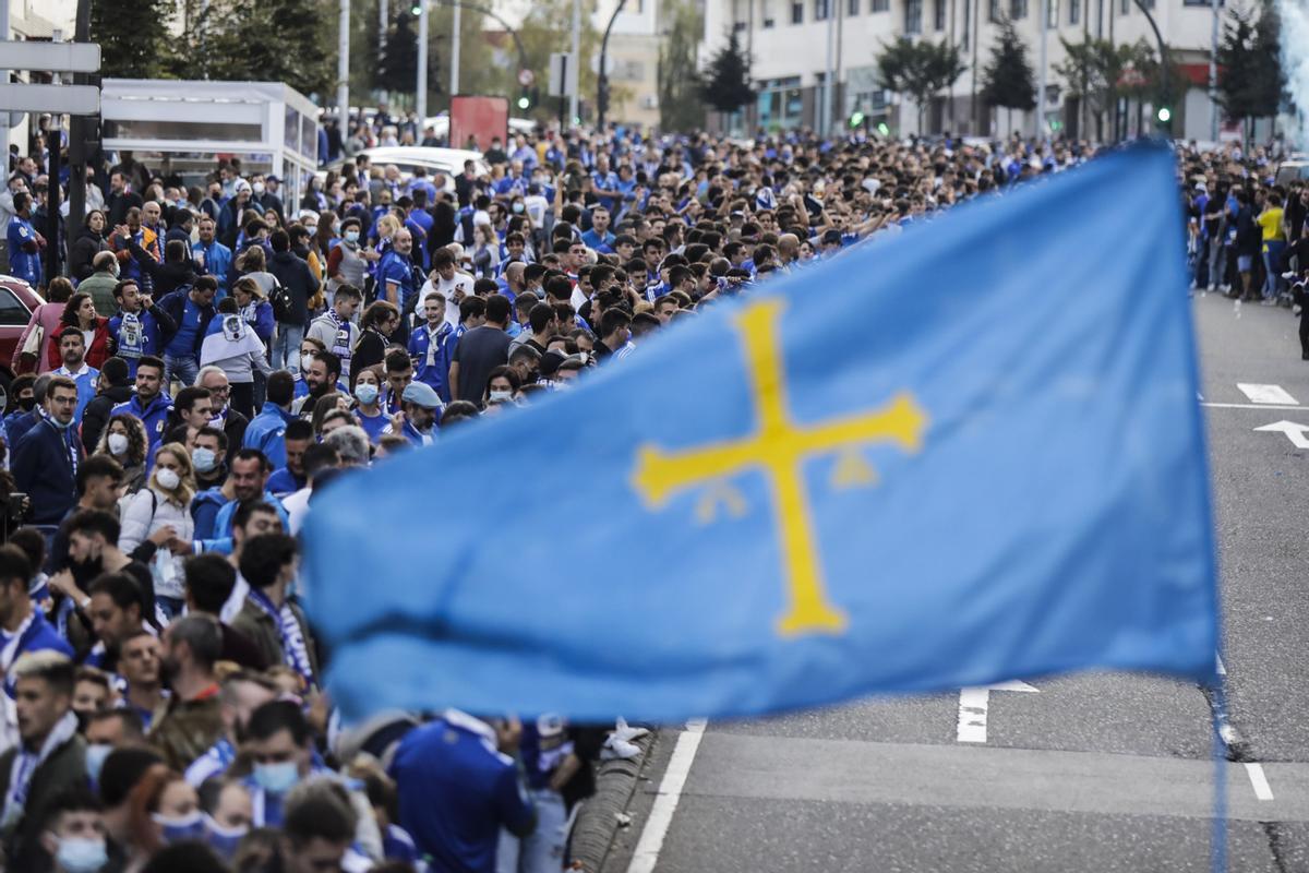 Ambiente de las aficiones en los prolegómenos del derbi