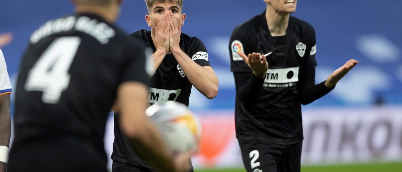 Gumbau se lamenta, durante el encuentro frente al Real Madrid