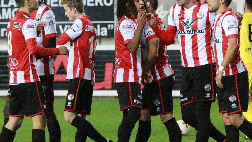 Los jugadores celebran un gol de Silveira