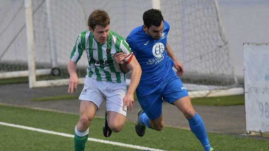 Mario (izqda.) disputa un balón al contrario, ayer, en O Grove. // Muñiz