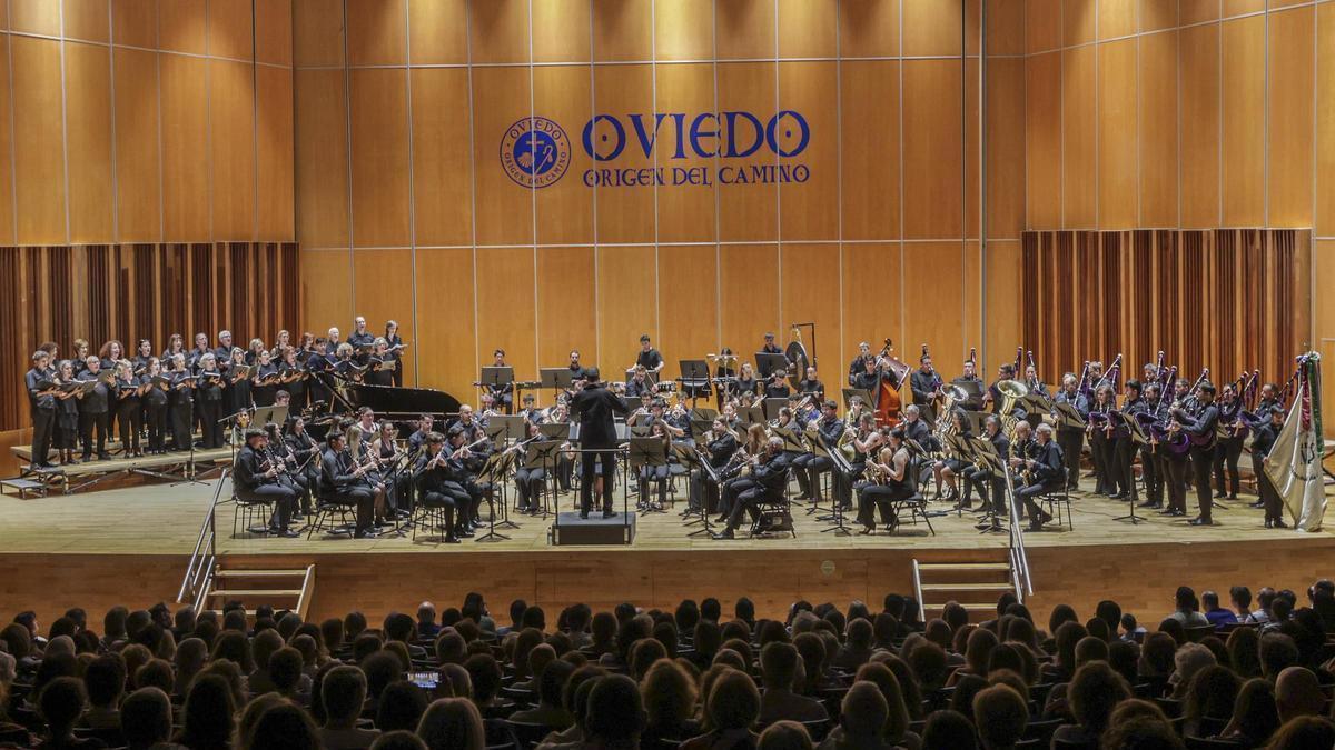 El escenario del Auditorio, a tope, durante el estreno de «13 Reyes: El Camino Primitivo», este sábado.