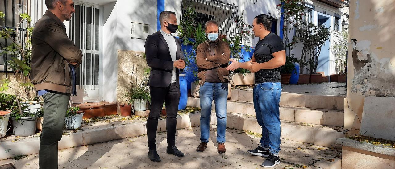 Los concejales Rafa Mas y Natxo Bellido, de Compromís, en el barrio de Santa Cruz.