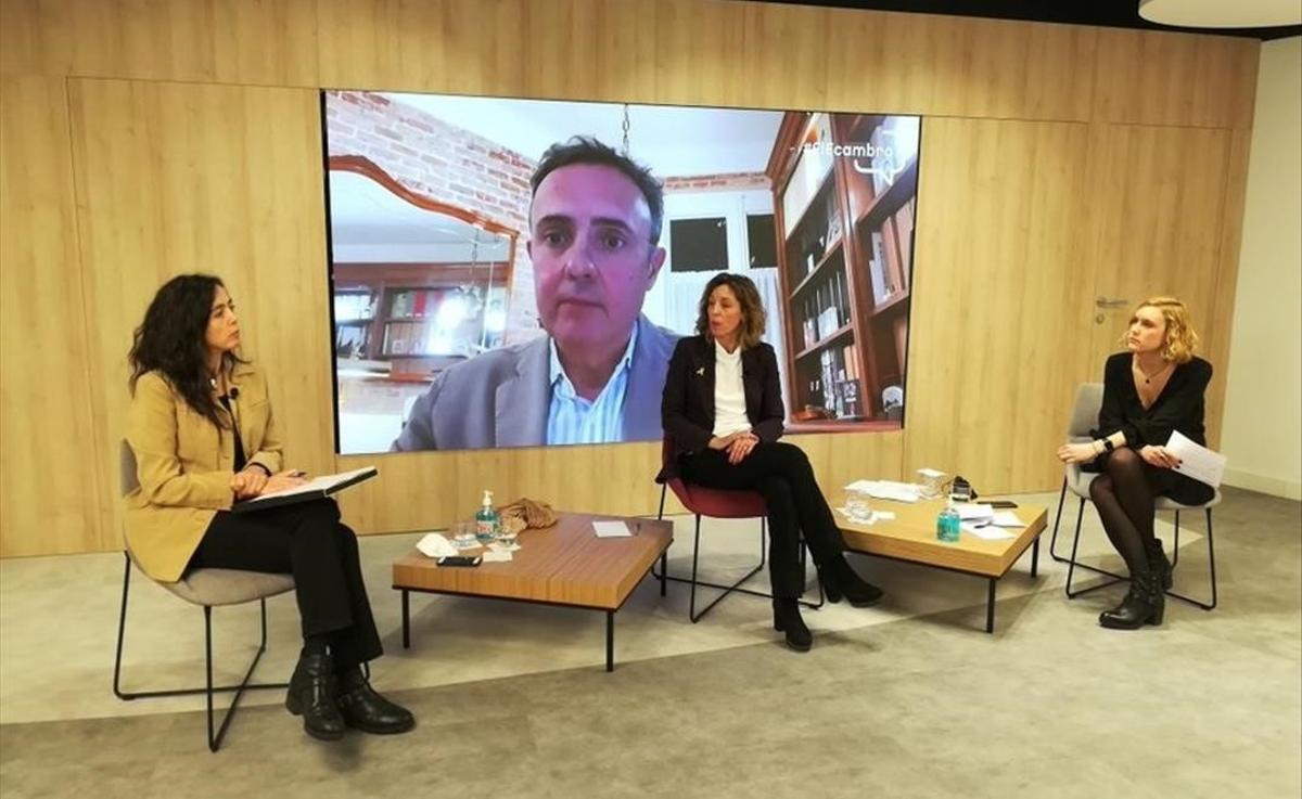 Àngels Chacon (PDeCAT) interviene en la conferencia ’Empresa y economía a debate’ de la Cámara de Barcelona, junto a la vicepresidenta de la Cámara, Mònica Roca, y la periodista Magda Gregori.