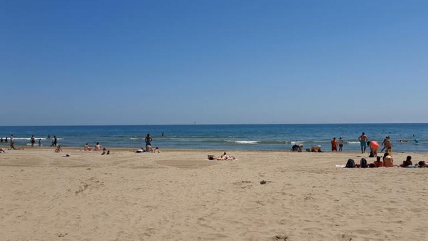 La playa de Peñíscola recibe a los bañistas